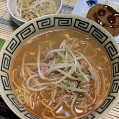 がっつりさんには簡易ラーメンのトッピングに…。ソーセージともやしの足し算は考えついた事なかったです洋でも和でもない新し味！ネギも＋でシャキウマおかずをドモゴチ様